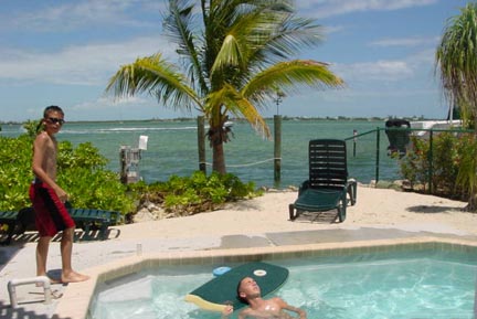 Lounge in the sun, play in the jacuzzi